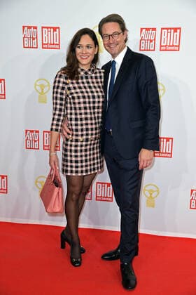 Andreas Scheuer mit Ehefrau Julia Reuss bei der 45. Verleihung Das Goldene Lenkrad bei Axel Springer SE in Berlin am 09.11.2021