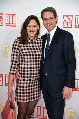 Andreas Scheuer mit Ehefrau Julia Reuss bei der 45. Verleihung Das Goldene Lenkrad bei Axel Springer SE in Berlin am 09.11.2021
