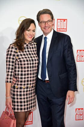 Andreas Scheuer mit Ehefrau Julia Reuss bei der 45. Verleihung Das Goldene Lenkrad bei Axel Springer SE in Berlin am 09.11.2021