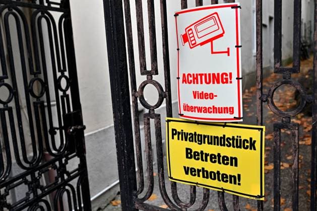 Sicherheit ? Warnschilder Videoüberwachung und Betreten verboten als Einbruchschutz. Salzburg Salzburg Österreich *** security warning signs video surveillance and no trespassing as burglary protection Salzburg Salzburg Austria Copyright: xRolfxPossx