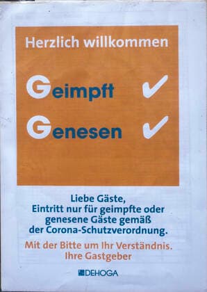2G Regeln im Innenbereich einer Gaststaette in Berlin (Foto vom 09.11.2021). Weil die Zahl der Neuinfektionen sprunghaft steigt, will der Berliner Senat die Corona-Massnahmen verschaerfen - allerdings vor allem fuer Ungeimpfte. Ab kommender Woche soll 2G der neue Standard werden. Auch Brandenburg plant weitere Massnahmen. 2G Regeln im Innenbereich einer Gaststaette
