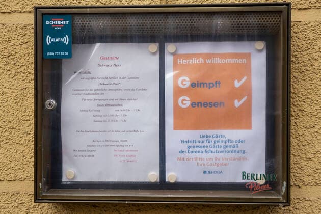 2G Regeln im Innenbereich einer Gaststaette in Berlin (Foto vom 09.11.2021). Weil die Zahl der Neuinfektionen sprunghaft steigt, will der Berliner Senat die Corona-Massnahmen verschaerfen - allerdings vor allem fuer Ungeimpfte. Ab kommender Woche soll 2G der neue Standard werden. Auch Brandenburg plant weitere Massnahmen. 2G Regeln im Innenbereich einer Gaststaette