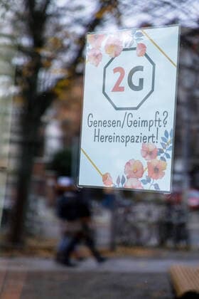 2G Regeln im Innenbereich einer Gaststaette in Berlin (Foto vom 09.11.2021). Weil die Zahl der Neuinfektionen sprunghaft steigt, will der Berliner Senat die Corona-Massnahmen verschaerfen - allerdings vor allem fuer Ungeimpfte. Ab kommender Woche soll 2G der neue Standard werden. Auch Brandenburg plant weitere Massnahmen. 2G Regeln im Innenbereich einer Gaststaette