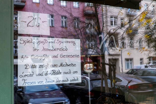 2G Regeln im Innenbereich einer Gaststaette in Berlin (Foto vom 09.11.2021). Weil die Zahl der Neuinfektionen sprunghaft steigt, will der Berliner Senat die Corona-Massnahmen verschaerfen - allerdings vor allem fuer Ungeimpfte. Ab kommender Woche soll 2G der neue Standard werden. Auch Brandenburg plant weitere Massnahmen. 2G Regeln im Innenbereich einer Gaststaette