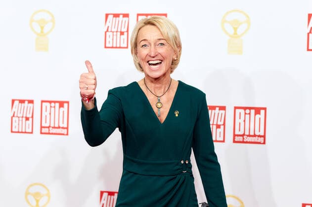 Das Goldene Lenkrad 2021 Rallye-Fahrerin Isolde Holderied auf dem roten Teppich bei der Verleihung des Goldenen Lenkrads im Axel-Springer-Hochhaus in Berlin. Copyright: xEventpressxGolejewskix