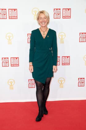Das Goldene Lenkrad 2021 Rallye-Fahrerin Isolde Holderied auf dem roten Teppich bei der Verleihung des Goldenen Lenkrads im Axel-Springer-Hochhaus in Berlin. Copyright: xEventpressxGolejewskix