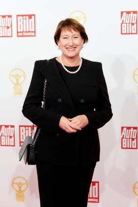 Das Goldene Lenkrad 2021 VDA-Präsidentin Hildegard Müller auf dem roten Teppich bei der Verleihung des Goldenen Lenkrads im Axel-Springer-Hochhaus in Berlin. Copyright: xEventpressxGolejewskix