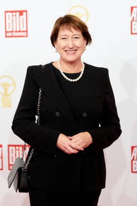 Das Goldene Lenkrad 2021 VDA-Präsidentin Hildegard Müller auf dem roten Teppich bei der Verleihung des Goldenen Lenkrads im Axel-Springer-Hochhaus in Berlin. Copyright: xEventpressxGolejewskix