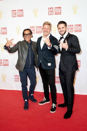 Das Goldene Lenkrad 2021 Antonino Labate (Director of Strategy, Business Development & Operation CUPRA), Wayne Griffiths (Vorstandsvorsitzender SEAT S.A.) und Rennfahrer Daniel Abt auf dem roten Teppich bei der Verleihung des Goldenen Lenkrads im Axel-Springer-Hochhaus in Berlin. Copyright: xEventpressxGolejewskix