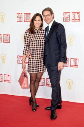 Das Goldene Lenkrad 2021 Andreas Scheuer mit Ehefrau Julia Reuss auf dem roten Teppich bei der Verleihung des Goldenen Lenkrads im Axel-Springer-Hochhaus in Berlin. Copyright: xEventpressxGolejewskix