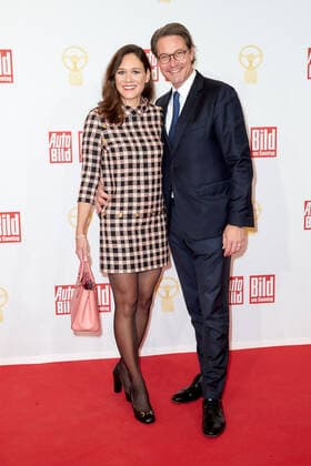 Das Goldene Lenkrad 2021 Andreas Scheuer mit Ehefrau Julia Reuss auf dem roten Teppich bei der Verleihung des Goldenen Lenkrads im Axel-Springer-Hochhaus in Berlin. Copyright: xEventpressxGolejewskix