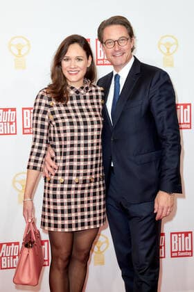 Das Goldene Lenkrad 2021 Andreas Scheuer mit Ehefrau Julia Reuss auf dem roten Teppich bei der Verleihung des Goldenen Lenkrads im Axel-Springer-Hochhaus in Berlin. Copyright: xEventpressxGolejewskix