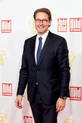 Das Goldene Lenkrad 2021 Andreas Scheuer auf dem roten Teppich bei der Verleihung des Goldenen Lenkrads im Axel-Springer-Hochhaus in Berlin. Copyright: xEventpressxGolejewskix