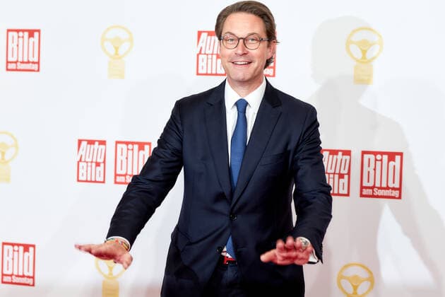 Das Goldene Lenkrad 2021 Andreas Scheuer auf dem roten Teppich bei der Verleihung des Goldenen Lenkrads im Axel-Springer-Hochhaus in Berlin. Copyright: xEventpressxGolejewskix