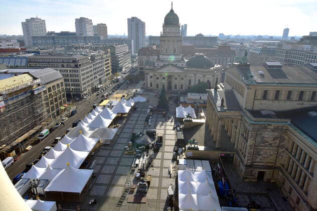 Am letzten Wochenende startete der Weihnachtsmart-Aufbau Gendarmenmarkt, am Motag Abend schwebte der geschmueckte und erleuchtete Weihnachtsbaum bereits per Kran an seinen an- gestammten Platz. Ein Teil der Zeltstadt steht bereits. Der Markt ist umzaeunt und kostet Eintritt.