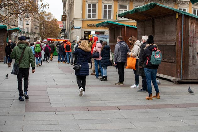 RKI meldet neuen Rekord an Ansteckungen: Impressionen aus München Lange Schlange für eine Impfung ohne Anmeldung im Rathaus. Innenstadt von München am 10.11. Am 10.11.2021 meldet das Robert Koch Institut RKI 39.676 neue Corona Infektionen in Deutschland. Das ist ein neuer Höchstwert. Die 7-Tage-Inzidenz steigt auf 232,1, auch ein neuer Höchstwert. Innerhalb von 24 Stunden starben weitere 236 Menschen an den Folgen der Infektion. - Long Queu for a vaccination in front of the townhall. Downtown of Munich, Germany. On November 10, 2021 the Robert Koch Institute RKI announced the new record of 39,676 new COvid infections in Germany. The seven day incidence rose to 231,1, a new record too. In the last 24 hours 236 people died of the afterma Copyright: xwww.AlexanderPohl.photographyxxx