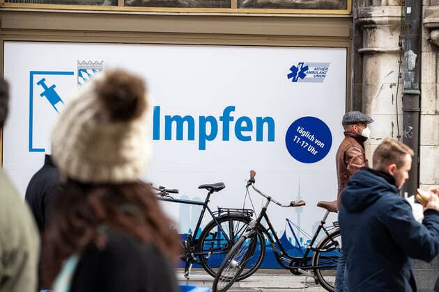 RKI meldet neuen Rekord an Ansteckungen: Impressionen aus München Lange Schlange für eine Impfung ohne Anmeldung im Rathaus. Innenstadt von München am 10.11. Am 10.11.2021 meldet das Robert Koch Institut RKI 39.676 neue Corona Infektionen in Deutschland. Das ist ein neuer Höchstwert. Die 7-Tage-Inzidenz steigt auf 232,1, auch ein neuer Höchstwert. Innerhalb von 24 Stunden starben weitere 236 Menschen an den Folgen der Infektion. - Long Queu for a vaccination in front of the townhall. Downtown of Munich, Germany. On November 10, 2021 the Robert Koch Institute RKI announced the new record of 39,676 new COvid infections in Germany. The seven day incidence rose to 231,1, a new record too. In the last 24 hours 236 people died of the afterma Copyright: xwww.AlexanderPohl.photographyxxx