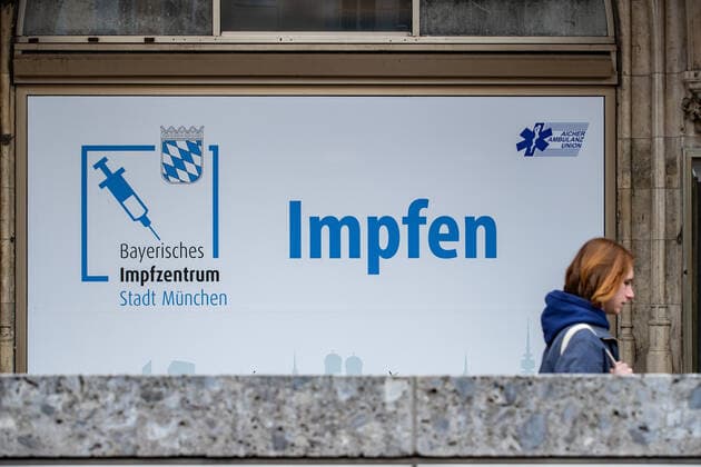 News Bilder des Tages RKI meldet neuen Rekord an Ansteckungen: Impressionen aus München Lange Schlange für eine Impfung ohne Anmeldung im Rathaus. Innenstadt von München am 10.11. Am 10.11.2021 meldet das Robert Koch Institut RKI 39.676 neue Corona Infektionen in Deutschland. Das ist ein neuer Höchstwert. Die 7-Tage-Inzidenz steigt auf 232,1, auch ein neuer Höchstwert. Innerhalb von 24 Stunden starben weitere 236 Menschen an den Folgen der Infektion. - Long Queu for a vaccination in front of the townhall. Downtown of Munich, Germany. On November 10, 2021 the Robert Koch Institute RKI announced the new record of 39,676 new COvid infections in Germany. The seven day incidence rose to 231,1, a new record too. In the last 24 hours 236 people died of the afterma Copyright: xwww.AlexanderPohl.photographyxxx