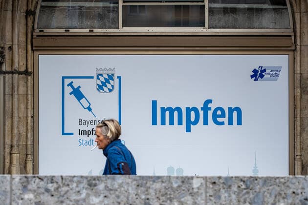 RKI meldet neuen Rekord an Ansteckungen: Impressionen aus München Lange Schlange für eine Impfung ohne Anmeldung im Rathaus. Innenstadt von München am 10.11. Am 10.11.2021 meldet das Robert Koch Institut RKI 39.676 neue Corona Infektionen in Deutschland. Das ist ein neuer Höchstwert. Die 7-Tage-Inzidenz steigt auf 232,1, auch ein neuer Höchstwert. Innerhalb von 24 Stunden starben weitere 236 Menschen an den Folgen der Infektion. - Long Queu for a vaccination in front of the townhall. Downtown of Munich, Germany. On November 10, 2021 the Robert Koch Institute RKI announced the new record of 39,676 new COvid infections in Germany. The seven day incidence rose to 231,1, a new record too. In the last 24 hours 236 people died of the afterma Copyright: xwww.AlexanderPohl.photographyxxx