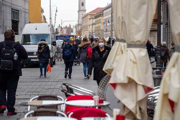 RKI meldet neuen Rekord an Ansteckungen: Impressionen aus München Innenstadt von München am 10.11. Am 10.11.2021 meldet das Robert Koch Institut RKI 39.676 neue Corona Infektionen in Deutschland. Das ist ein neuer Höchstwert. Die 7-Tage-Inzidenz steigt auf 232,1, auch ein neuer Höchstwert. Innerhalb von 24 Stunden starben weitere 236 Menschen an den Folgen der Infektion. - Downtown of Munich, Germany. On November 10, 2021 the Robert Koch Institute RKI announced the new record of 39,676 new COvid infections in Germany. The seven day incidence rose to 231,1, a new record too. In the last 24 hours 236 people died of the aftermaths of COvid-19. München Bayern Deutschland Copyright: xwww.AlexanderPohl.photographyxxx