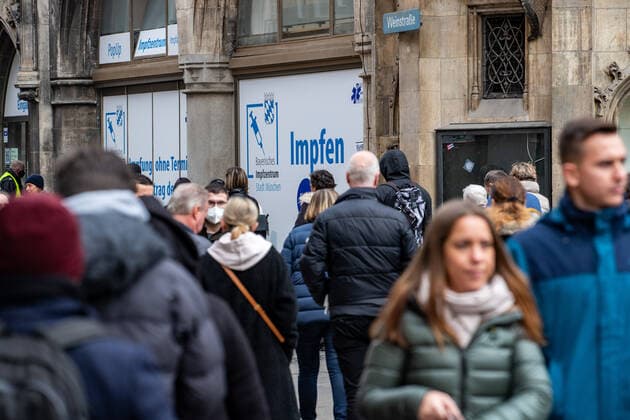 RKI meldet neuen Rekord an Ansteckungen: Impressionen aus München Lange Schlange für eine Impfung ohne Anmeldung im Rathaus. Innenstadt von München am 10.11. Am 10.11.2021 meldet das Robert Koch Institut RKI 39.676 neue Corona Infektionen in Deutschland. Das ist ein neuer Höchstwert. Die 7-Tage-Inzidenz steigt auf 232,1, auch ein neuer Höchstwert. Innerhalb von 24 Stunden starben weitere 236 Menschen an den Folgen der Infektion. - Long Queu for a vaccination in front of the townhall. Downtown of Munich, Germany. On November 10, 2021 the Robert Koch Institute RKI announced the new record of 39,676 new COvid infections in Germany. The seven day incidence rose to 231,1, a new record too. In the last 24 hours 236 people died of the afterma Copyright: xwww.AlexanderPohl.photographyxxx