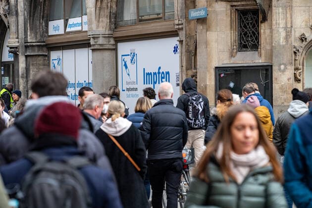 RKI meldet neuen Rekord an Ansteckungen: Impressionen aus München Lange Schlange für eine Impfung ohne Anmeldung im Rathaus. Innenstadt von München am 10.11. Am 10.11.2021 meldet das Robert Koch Institut RKI 39.676 neue Corona Infektionen in Deutschland. Das ist ein neuer Höchstwert. Die 7-Tage-Inzidenz steigt auf 232,1, auch ein neuer Höchstwert. Innerhalb von 24 Stunden starben weitere 236 Menschen an den Folgen der Infektion. - Long Queu for a vaccination in front of the townhall. Downtown of Munich, Germany. On November 10, 2021 the Robert Koch Institute RKI announced the new record of 39,676 new COvid infections in Germany. The seven day incidence rose to 231,1, a new record too. In the last 24 hours 236 people died of the afterma Copyright: xwww.AlexanderPohl.photographyxxx