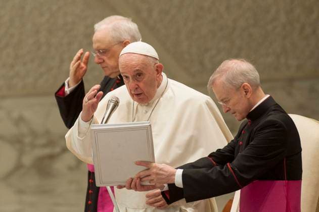 Italy, Rome, Vatican, 21 11 10. Pope Francis delivers his blesses as he leads the weekly general audience in the Paul VI Hall. Photograph by Massimiliano MIGLIORATO Catholic Press Photo  Copyright: x MASSIMILIANOxMIGLIORATO CPPx x xCatholicxPressxPhotox