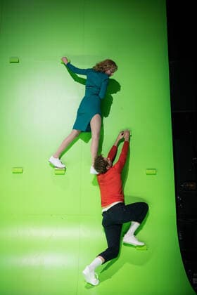Die Schauspieler Max Simonischek und Maren Eggert bei einer Fotoprobe des Stuecks Starker Wind des norwegischen Autors Jon Fosse unter Regie von Jossi Wieler am 8. November 2021 in den Kammerspielen im Deutschen Theater in Berlin. Premiere ist am 14. November 2021. Fotoprobe Starker Wind *** The actors Max Simonischek and Maren Eggert at a photo rehearsal of the play Starker Wind by the Norwegian author Jon Fosse directed by Jossi Wieler on November 8, 2021 at the Kammerspiele in the Deutsches Theater in Berlin Premiere is on November 14, 2021 Photo rehearsal Starker Wind