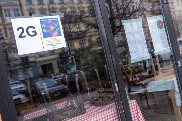 Hinweischild zur 2G-Zugangsaregel gibt es bereits an vielen Berliner Bars und Restaurants. Der Berliner Senat plant eine Ausweitung der 2-G-Regel im Rahmen einer neuen Corona-Eindämmungsverordnung. Signs indicating the 2G access rule are already in place at many Berlin bars and restaurants. The Berlin Senate is planning to extend the 2G rule as part of a new Corona containment ordinance. 2G-Zugangsregel in Berlin *** Signs indicating the 2G access rule are already in place at many Berlin bars and restaurants The Berlin Senate is planning to extend the 2G rule as part of a new Corona containment ordinance 2G access rule in Berlin sn_ph20211110-7962.jpg