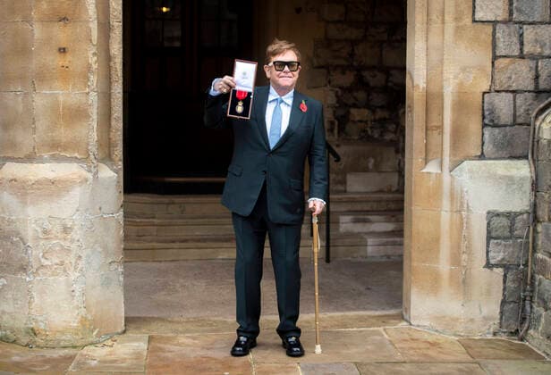 Bilder des Jahres 2021, Entertainment 11 November Entertainment Themen der Woche KW45 Entertainment Bilder des Tages . 10 11 2021. Windsor, United Kingdom. Sir Elton John with his Companion of Honour after an Investiture at Windsor Castle, United Kingdom.  xPoolx xi-Imagesx IIM-22783-0001