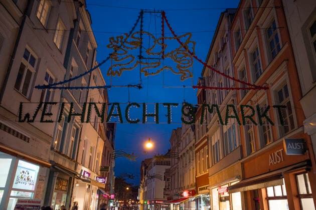 Lichtreklame für den Weihnachtsmarkt 2021 in der Rostocker City. Der größte Weihnachtsmarkt Norddeutschlands in der Hansestadt Rostock öffnet nach der Zwangspause im vergangenen Jahr unter Corona-Auflagen und ohne Kulturprogramm. Eine Besonderheit ist der historische Weihnachtsmarkt im Klostergarten mit mittelalterlichen Handwerks- und Handelsständen und einem Märchenzelt. ROSTOCK