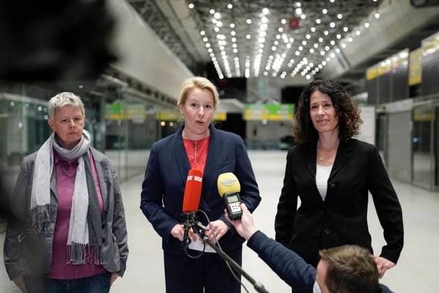 Pressekonferenz Berlin mit SPD, Buendnis90 Die Gruenen und Linke zu den Koalitionsverhandlungen Aktuell, 10.11.2021, Berlin, SPD-Landesvorsitzende Franziska Giffey gemeinsam mit Bettina Jarasch Spitzenkandidatin von Buendnis90 Die Gruenen und Linken-Spitzenkandidat Klaus Lederer bei einer gemeinsamen Pressekonferenz nach der Sitzung der Dachgruppe zu Kapiteln Arbeit und Wirtschaft von der SPD Berlin, Buendnis90 Die Gruenen Berlin und DIE LINKE Berlin in Urban Tech Republic in Berlin Berlin Berlin Deutschland *** Press conference Berlin with SPD, Buendnis90 Die Gruenen and DIE LINKE Berlin on the coalition negotiations Current, 10 11 2021, Berlin, SPD state chairwoman Franziska Giffey together with Bettina Jarasch top candidate of Buendn