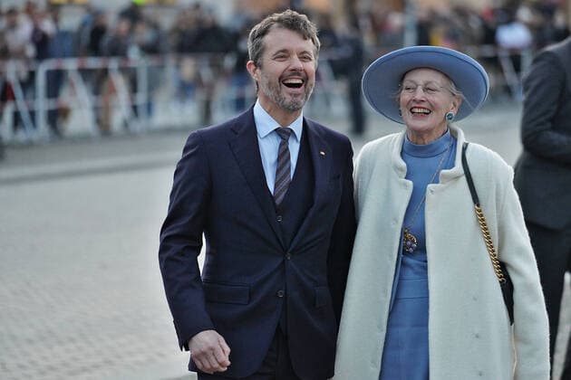 Bilder des Jahres 2021, Entertainment 11 November Königin des Königreiches Dänemark, Margrethe II. und Kronprinz Frederik beim Gang durch das Brandenburger Tor 10.11.2021 Königin des Königreiches Dänemark, Margrethe II. und Kronprinz Frederik beim Gang durch das Brandenburger Tor Berlin Brandenburger Tor Berlin GER *** Queen of the Kingdom of Denmark, Margrethe II and Crown Prince Frederik walking through the Brandenburg Gate 10 11 2021 Queen of the Kingdom of Denmark, Margrethe II and Crown Prince Frederik walking through the Brandenburg Gate Berlin Brandenburg Gate Berlin GER