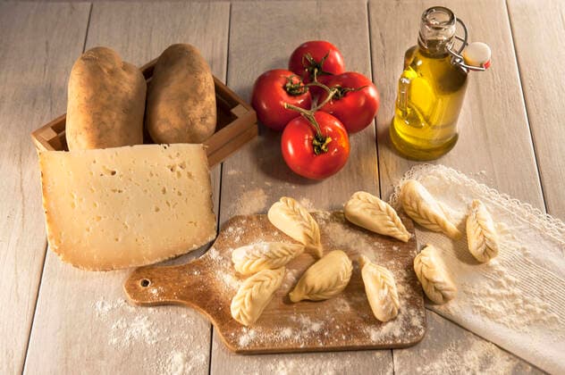 Culurgiones, Fresh pasta with potato, pecorino and mint filling. Dressing of tomato sauce, pecorino cheese and extra virgin olive oil. Before cooking, Sardinia, Italy, EuropeF EnricoSpanu REDA&CO 1028_29_ESP07542