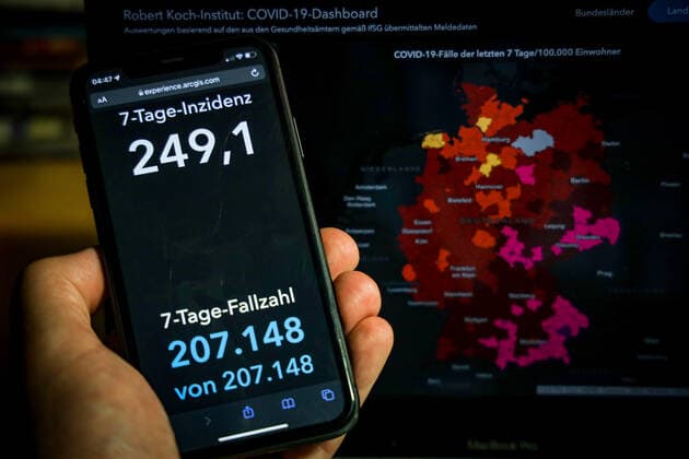 Coronavirus in Deutschland - Covid-19-Dashboard des Robert Koch-Institut 11.11.2021: Robert Koch-Institut: 7-Tage-Inzidenz 249,1. 7-Tage-Fallzahl 207.148. COVID-19-Fälle 4.894.250. Zugang um 50.196 gegenüber dem Vortag. COVID-19-Todesfälle 97.198. Zugang um 235 gegenüber dem Vortag.