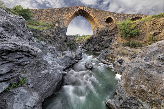 The Ponte dei Saraceni or Carcaci is a stone bridge probably dating back to the Roman period, rebuilt and modified over time on the Simeto river; Adrano, Sicily, Italy, Europe AntonioTreccarichi REDA&CO 1028_14_ATR00003