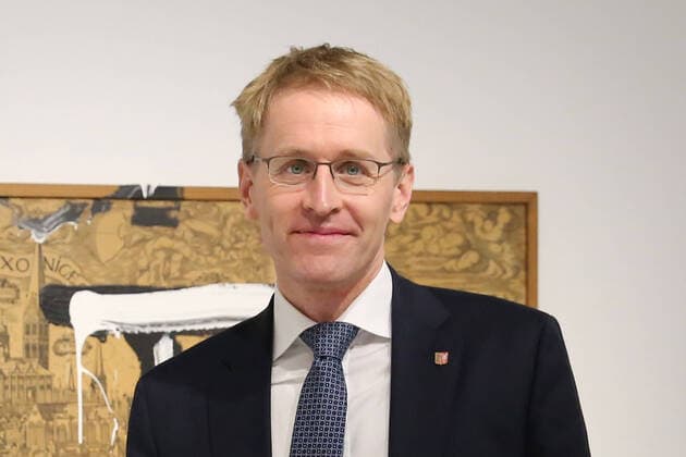Porträt am Dienstag (09.11.2021) in der Rostocker Kunsthalle von dem Ministerpräsidenten des Landes Schleswig-Holstein Daniel Günther. In dem Kunsthaus eröffnet im Verlauf des Tages die Ministerpräsidentin des Landes Mecklenburg Vorpommern Manuela Schwesig gemeinsam mit dem Ministerpräsidenten des Landes SH die Ausstellung Perspektivwechsel. Die Schau ist eine gemeinsame Ausstellung der Kunsthalle St. Annen in Lübeck und der Kunsthalle der Hansestadt. Sie gibt einen Einblick in die Geschichte der beiden Häuser und ihrer Sammlungen aus der Zeit der innerdeutschen Teilung bis in die Gegenwart.