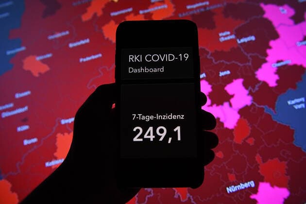 Coronavirus in Deutschland - Covid-19-Dashboard des Robert Koch-Institut 11.11.2021, Robert Koch-Institut: 7-Tage-Inzidenz 249,1. 7-Tage-Fallzahl 207.148. COVID-19-Fälle 4.894.250. Zugang um 50.196 gegenüber dem Vortag. COVID-19-Todesfälle 97.198 Zugang um 235 gegenüber dem Vortag.
