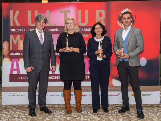 Bilder des Jahres 2021, Entertainment 11 November Entertainment Themen der Woche KW45 GER Sachsen Dresden Gewandhaushotel - Verleihung des Europäischen Kulturmarken Preis an 3 Preisträger hier - Markus Rindt Intendant der Dresdner Sinfoniker - Therese Menzel DD - Sinfoniker Eliad Moreh - Rosenberg und Nemanja Milenkovic vlnr. 10.11.21 - *** GER Saxony Dresden Gewandhaushotel Award of the European Cultural Brands Prize to 3 prize winners here Markus Rindt Director of the Dresden Symphony Therese Menzel DD Symphony Eliad Moreh Rosenberg and Nemanja Milenkovic vlnr 10 11 21