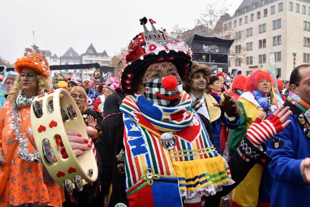 Bilder des Jahres 2021, News 11 November Karnevalisten in Kostüm vor der Bühne am 11.11.2021 in Köln bei der Eröffnung der Karneval Session 2021 2022 des Kölner Karnevals auf dem Heumarkt. Traditionell wird am 11.11. um 11 Uhr 11 der Kölner Karneval mit einem grossen open air Fest eröffnet. *** Carnivalists in costume in front of the stage on 11 11 2021 in Cologne at the opening of the Carnival Session 2021 2022 of the Cologne Carnival on the Heumarkt Traditionally on 11 11 at 11 oclock 11 the Cologne Carnival is opened with a big open air party