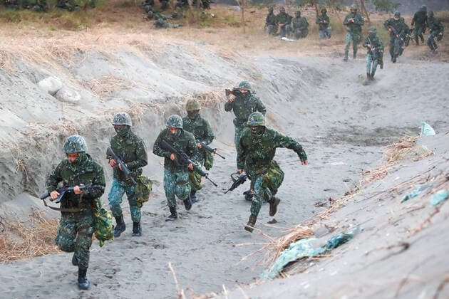 Taiwan: Military Exercise Amid Escalating Threats From China Soldiers carrying machine guns and grenade rush to a fort, during a shore defense operation as part of a military exercise simulating the defense against the intrusion of Chinese military, amid rising tensions between Taipei and Beijing, in Tainan, Taiwan, 11 November 2021. The self governing island has been receiving increasing assistance from the US while building better relations with the UK, Australia, France and other European countries including Lithuania, Czech Republic, Poland and so on. Tainan Taiwan  Copyright: xCengxShouxYix ceng-notitle211111_npqOm