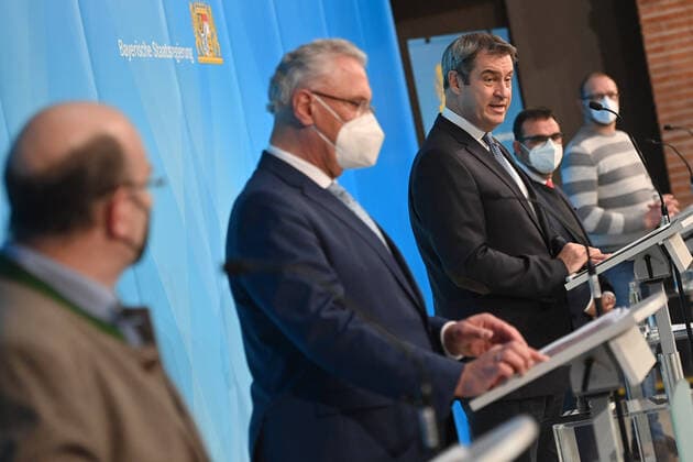 v.li:Dr. Thomas Weiler,Geschaeftsfuehrer der Starnberger Kliniken,Joachim HERRMANN (Innenminister Bayern), Markus SOEDER (Ministerpraesident Bayern und CSU Vorsitzender), Klaus HOLETSCHEK (CSU,Gesundheitsminister Bayern),Markus Schopper, stellv. Stationsleiter der kardiologisch-internistischen Intensivstation in der Muenchen Klinik Bogenhausen. Pressekonferenz nach Beratungen mit Vertretern von bayerischen Kliniken ueber die aktuelle Corona-Situation in den bayerischen Krankenhaeusern und insbesondere auf den Intensivstationen. am 11.11.2021 im Prinz Carl Palais in Muenchen.