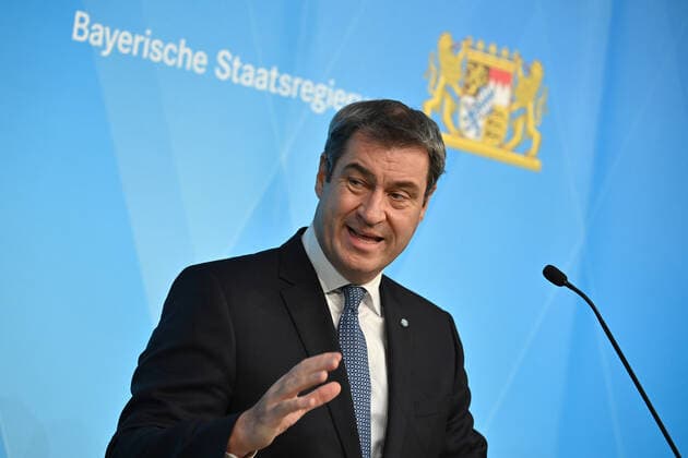 Markus SOEDER (Ministerpraesident Bayern und CSU Vorsitzender), Gestik,Einzelbild,angeschnittenes Einzelmotiv,Halbfigur,halbe Figur. Pressekonferenz nach Beratungen mit Vertretern von bayerischen Kliniken ueber die aktuelle Corona-Situation in den bayerischen Krankenhaeusern und insbesondere auf den Intensivstationen. am 11.11.2021 im Prinz Carl Palais in Muenchen.