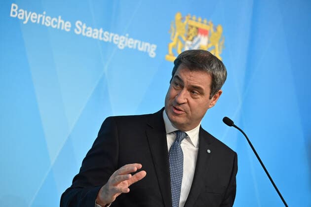 Markus SOEDER (Ministerpraesident Bayern und CSU Vorsitzender), Gestik,Einzelbild,angeschnittenes Einzelmotiv,Halbfigur,halbe Figur. Pressekonferenz nach Beratungen mit Vertretern von bayerischen Kliniken ueber die aktuelle Corona-Situation in den bayerischen Krankenhaeusern und insbesondere auf den Intensivstationen. am 11.11.2021 im Prinz Carl Palais in Muenchen.