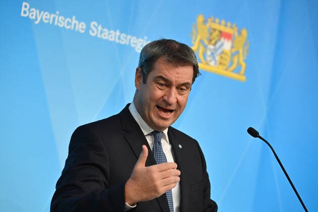 Markus SOEDER (Ministerpraesident Bayern und CSU Vorsitzender), Gestik,Einzelbild,angeschnittenes Einzelmotiv,Halbfigur,halbe Figur. Pressekonferenz nach Beratungen mit Vertretern von bayerischen Kliniken ueber die aktuelle Corona-Situation in den bayerischen Krankenhaeusern und insbesondere auf den Intensivstationen. am 11.11.2021 im Prinz Carl Palais in Muenchen.