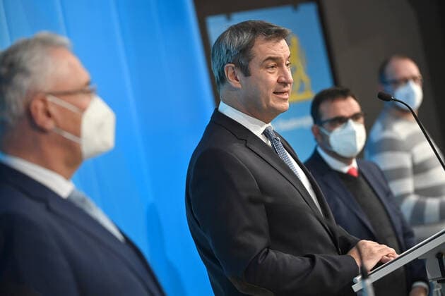 v.li:Joachim HERRMANN (Innenminister Bayern), Markus SOEDER (Ministerpraesident Bayern und CSU Vorsitzender), Klaus HOLETSCHEK (CSU,Gesundheitsminister Bayern),Markus Schopper, stellv. Stationsleiter der kardiologisch-internistischen Intensivstation in der Muenchen Klinik Bogenhausen. Pressekonferenz nach Beratungen mit Vertretern von bayerischen Kliniken ueber die aktuelle Corona-Situation in den bayerischen Krankenhaeusern und insbesondere auf den Intensivstationen. am 11.11.2021 im Prinz Carl Palais in Muenchen.
