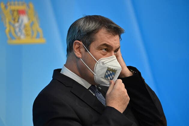 Markus SOEDER (Ministerpraesident Bayern und CSU Vorsitzender),mit FFP2 Mundschutz,Maske, Einzelbild,angeschnittenes Einzelmotiv,Portraet,Portrait,Porträt. Pressekonferenz nach Beratungen mit Vertretern von bayerischen Kliniken ueber die aktuelle Corona-Situation in den bayerischen Krankenhaeusern und insbesondere auf den Intensivstationen. am 11.11.2021 im Prinz Carl Palais in Muenchen.