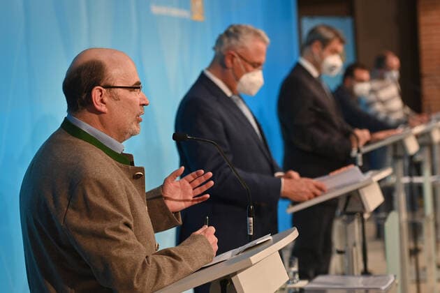 v.li:Dr. Thomas Weiler,Geschaeftsfuehrer der Starnberger Kliniken,Joachim HERRMANN (Innenminister Bayern), Markus SOEDER (Ministerpraesident Bayern und CSU Vorsitzender), Klaus HOLETSCHEK (CSU,Gesundheitsminister Bayern),Markus Schopper, stellv. Stationsleiter der kardiologisch-internistischen Intensivstation in der Muenchen Klinik Bogenhausen. Pressekonferenz nach Beratungen mit Vertretern von bayerischen Kliniken ueber die aktuelle Corona-Situation in den bayerischen Krankenhaeusern und insbesondere auf den Intensivstationen. am 11.11.2021 im Prinz Carl Palais in Muenchen.