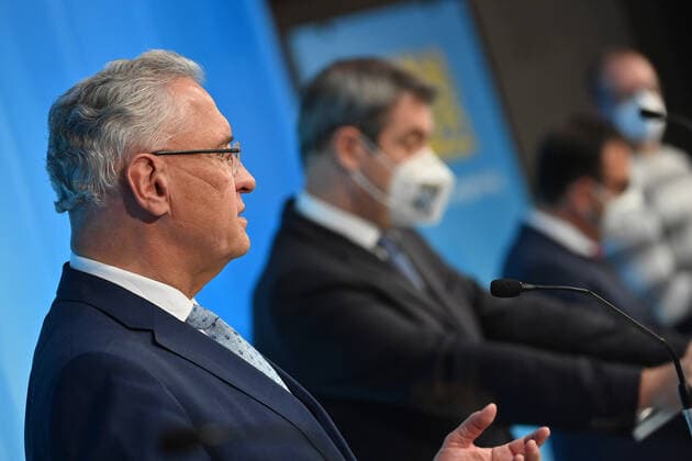 v.li:Joachim HERRMANN (Innenminister Bayern), Markus SOEDER (Ministerpraesident Bayern und CSU Vorsitzender), Klaus HOLETSCHEK (CSU,Gesundheitsminister Bayern),Markus Schopper, stellv. Stationsleiter der kardiologisch-internistischen Intensivstation in der Muenchen Klinik Bogenhausen. Pressekonferenz nach Beratungen mit Vertretern von bayerischen Kliniken ueber die aktuelle Corona-Situation in den bayerischen Krankenhaeusern und insbesondere auf den Intensivstationen. am 11.11.2021 im Prinz Carl Palais in Muenchen.