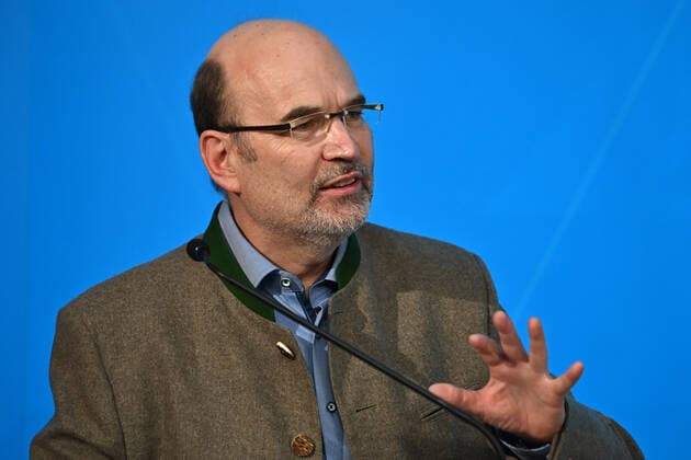 Dr. Thomas Weiler, Geschaeftsfuehrer der Starnberger Kliniken, Gestik, Einzelbild,angeschnittenes Einzelmotiv,Portraet,Portrait,Porträt. Pressekonferenz nach Beratungen mit Vertretern von bayerischen Kliniken ueber die aktuelle Corona-Situation in den bayerischen Krankenhaeusern und insbesondere auf den Intensivstationen. am 11.11.2021 im Prinz Carl Palais in Muenchen.